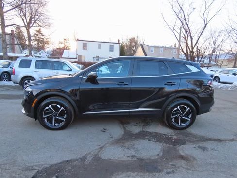 Used 2023 Kia Sportage LX image 3