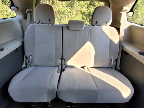 Used 2017 Toyota Sienna LE image 19