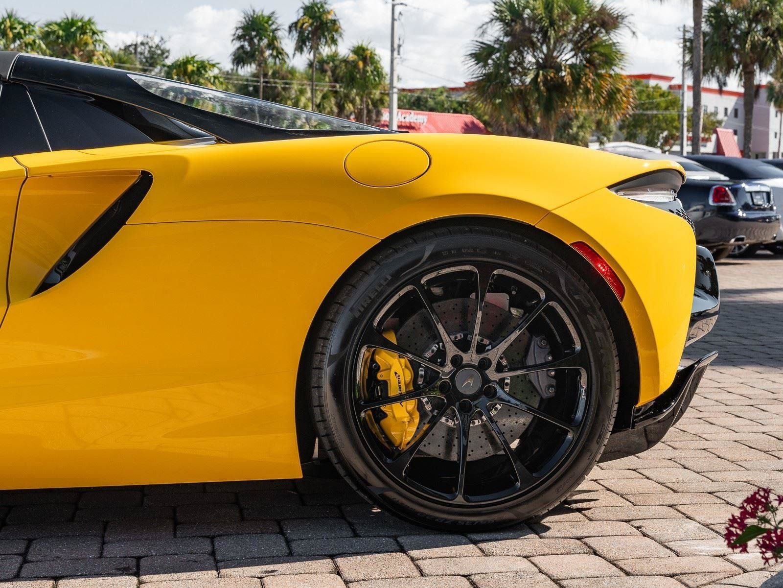 Used 2025 McLaren Artura Spider RWD image 25