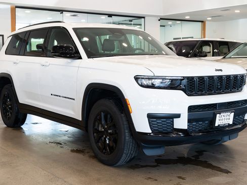 Used 2024 Jeep Grand Cherokee L Altitude image 3