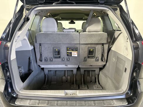 Used 2020 Toyota Sienna XLE image 25