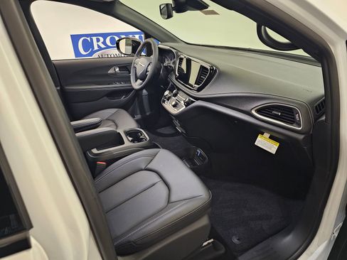 New 2026 Chrysler Pacifica Select FWD image 26