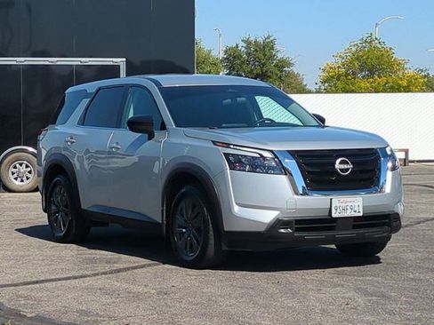 Used 2024 Nissan Pathfinder S FWD image 2