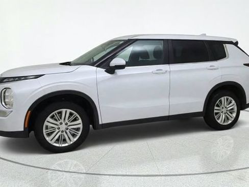 Used 2023 Mitsubishi Outlander ES FWD image 2