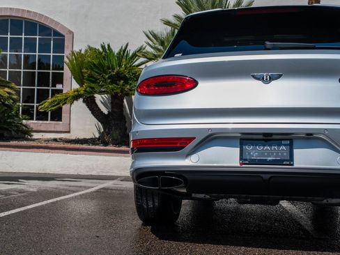 Used 2024 Bentley Bentayga image 40