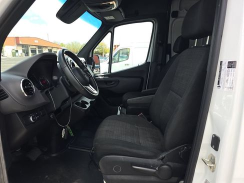 Used 2024 Mercedes-Benz Sprinter 2500 image 5