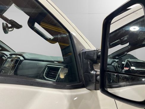 Used 2018 Nissan Titan SV image 12
