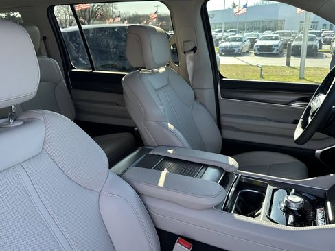 Used 2024 Jeep Wagoneer L Series III w/ Premium Group I image 33