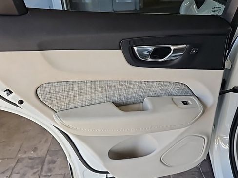 Used 2022 Volvo XC60 B5 Momentum image 21