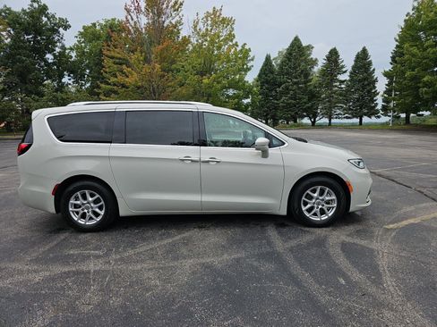 Used 2021 Chrysler Pacifica Touring-L w/ Uconnect Theater Family Group FWD image 7