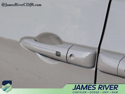 Used 2025 Chrysler Pacifica Limited FWD image 19