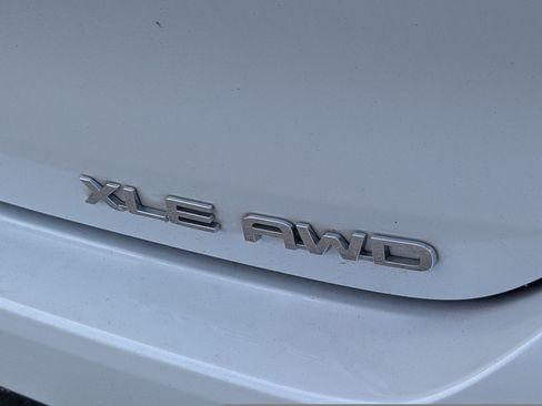 Used 2022 Toyota Highlander XLE AWD/4WD image 9