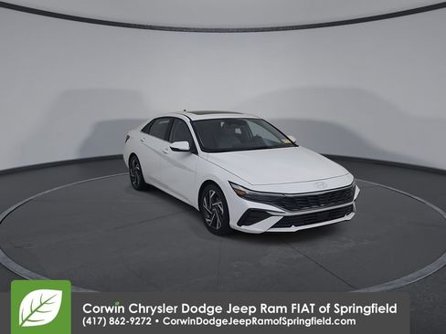 Used 2025 Hyundai Elantra Limited FWD image 2
