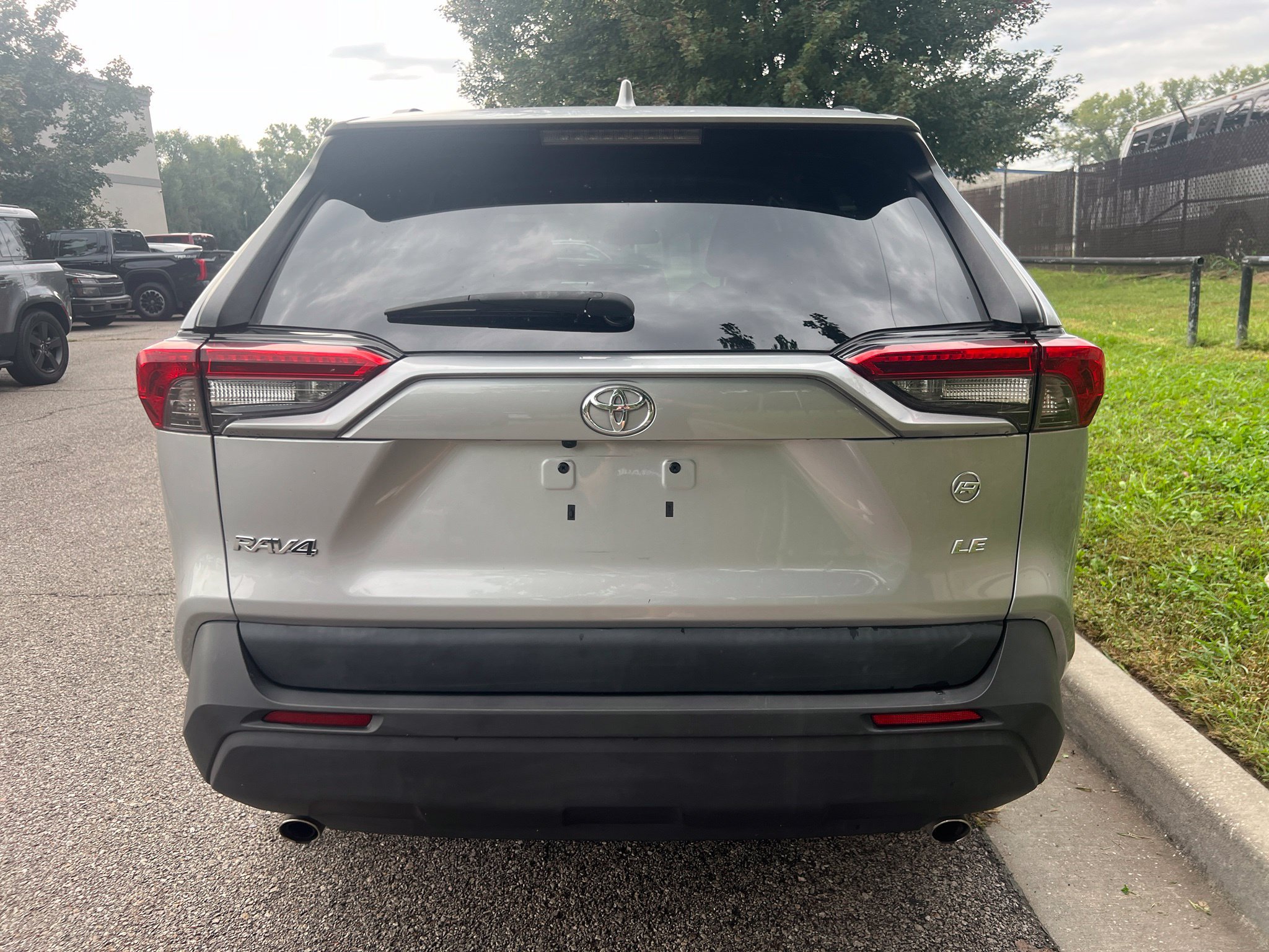 Used 2021 Toyota RAV4 LE FWD image 6