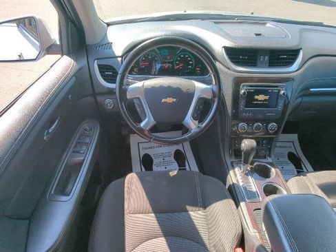 Used 2017 Chevrolet Traverse LT w/ Style and Technology Package FWD image 8