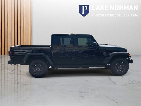 New 2025 Jeep Gladiator Sport image 9