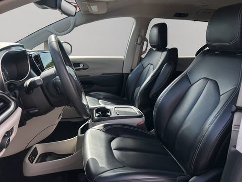 Used 2023 Chrysler Pacifica Touring-L FWD image 14