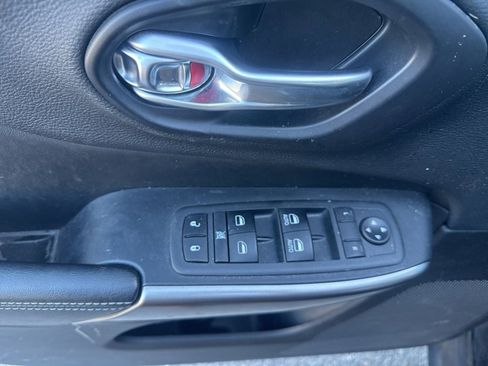 Used 2019 Jeep Cherokee Latitude Plus w/ Comfort/Convenience Group image 18