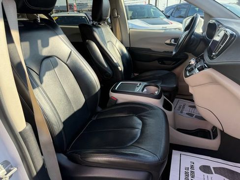 Used 2022 Chrysler Pacifica Touring-L w/ Uconnect Theater Family Group FWD image 54