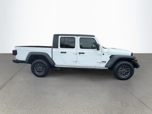Used 2025 Jeep Gladiator Sport AWD/4WD image 3