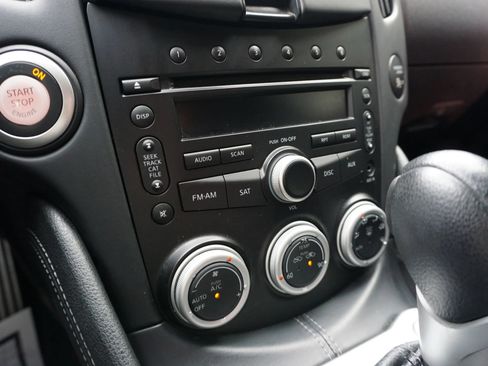 Used 2014 Nissan 370Z Touring RWD image 32