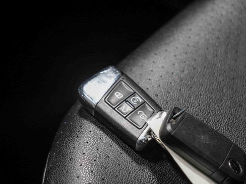 Used 2021 Volkswagen Atlas SEL R-Line image 28