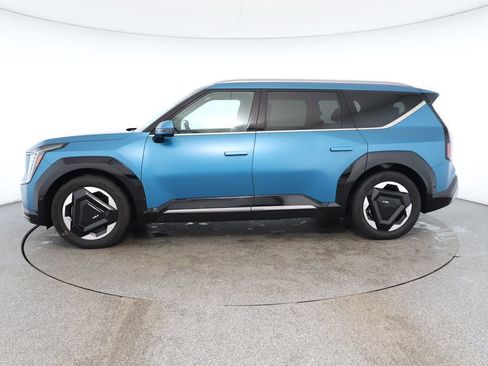 Used 2024 Kia EV9 Land image 2