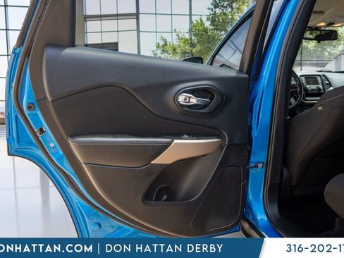 Used 2018 Jeep Cherokee Latitude w/ Altitude Package FWD image 16