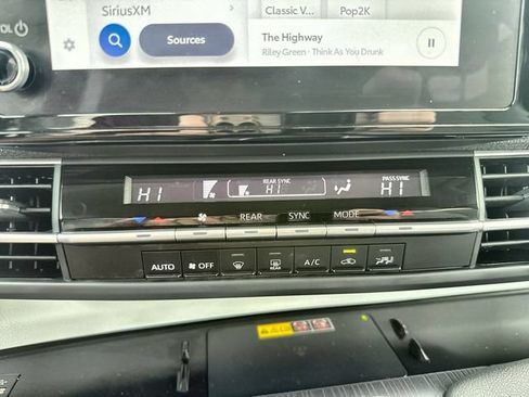 Used 2025 Toyota Sienna LE FWD image 18