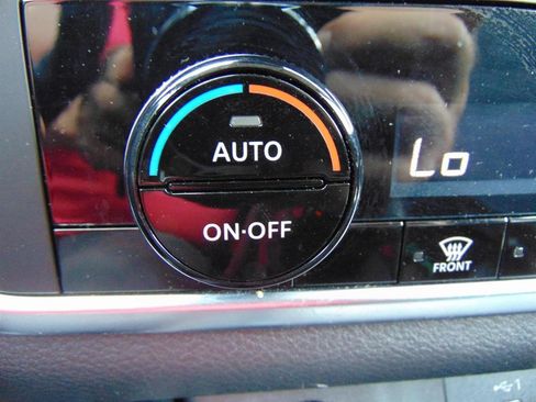 Used 2024 Nissan Rogue SV image 30