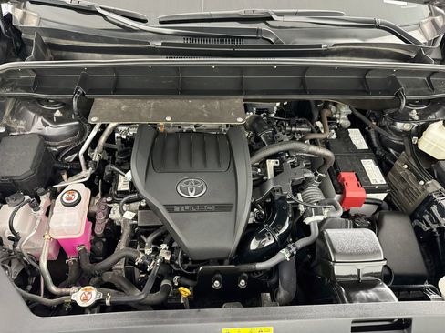 Used 2023 Toyota Highlander LE AWD/4WD image 10