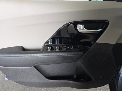 Used 2020 Kia Niro Touring image 26
