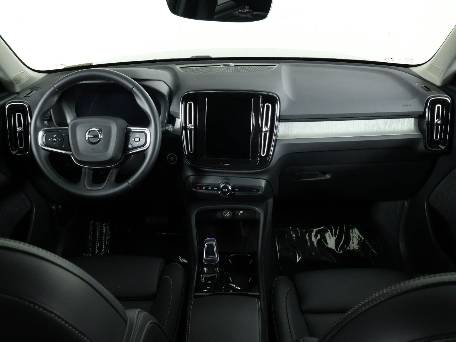 Certified 2026 Volvo XC40 B5 Plus AWD/4WD image 7