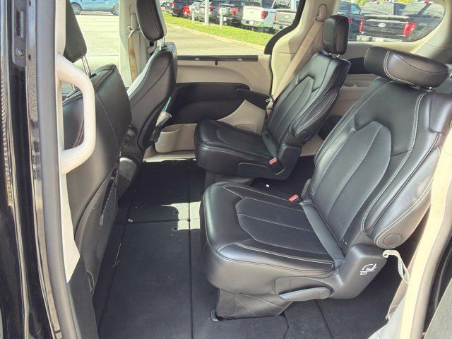 Used 2024 Chrysler Pacifica Touring-L FWD image 16
