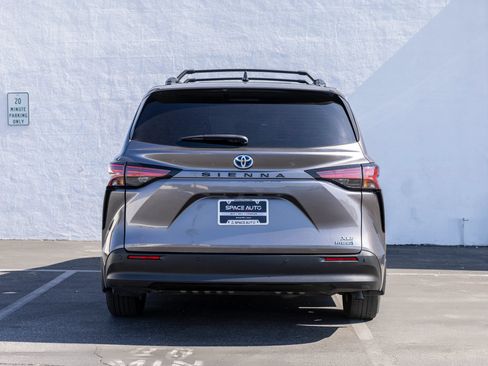 Used 2021 Toyota Sienna XLE FWD image 7