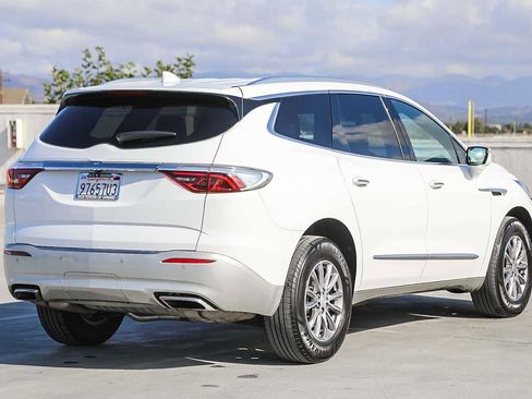 Used 2023 Buick Enclave Essence image 5