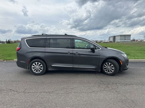 Used 2017 Chrysler Pacifica Touring-L image 11