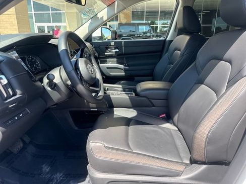 Used 2025 Nissan Pathfinder SL FWD image 8