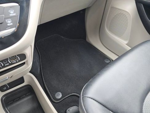 Used 2024 Chrysler Pacifica Touring-L image 31