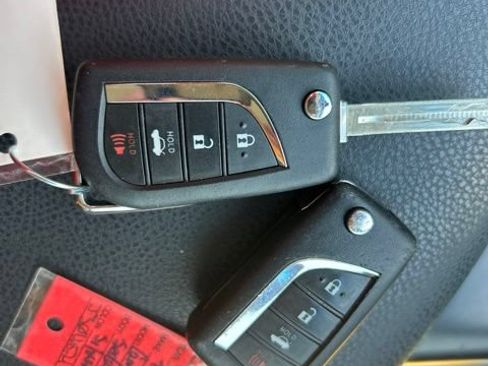 Used 2018 Toyota Camry SE FWD image 18