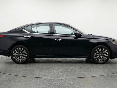 Used 2025 Nissan Altima 2.5 SV FWD image 11