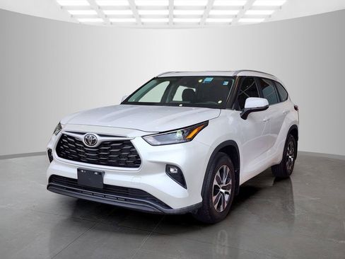 Used 2023 Toyota Highlander XLE image 9