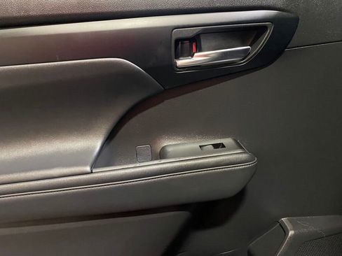 Used 2021 Toyota Highlander XLE image 17