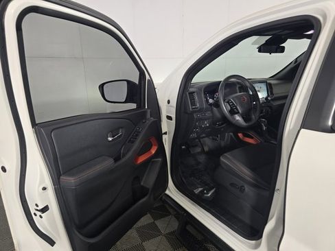 Used 2022 Nissan Frontier PRO-4X image 9