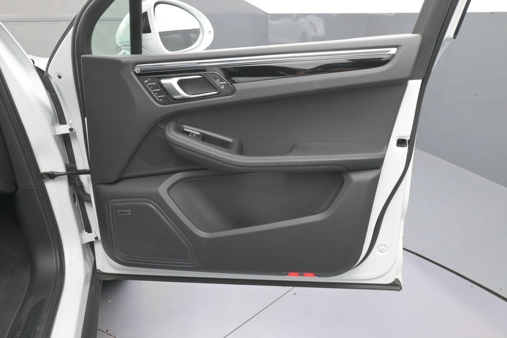 Certified 2026 Porsche Macan AWD/4WD image 28