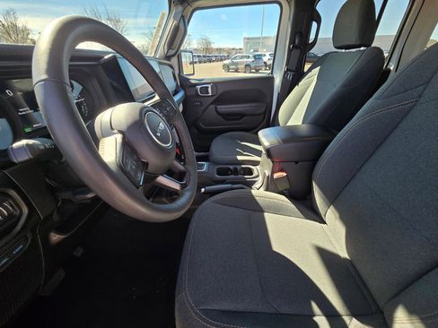 Used 2024 Jeep Wrangler Unlimited image 13