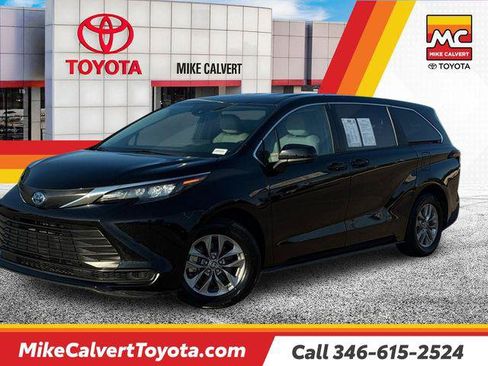 Certified 2025 Toyota Sienna LE FWD image 1