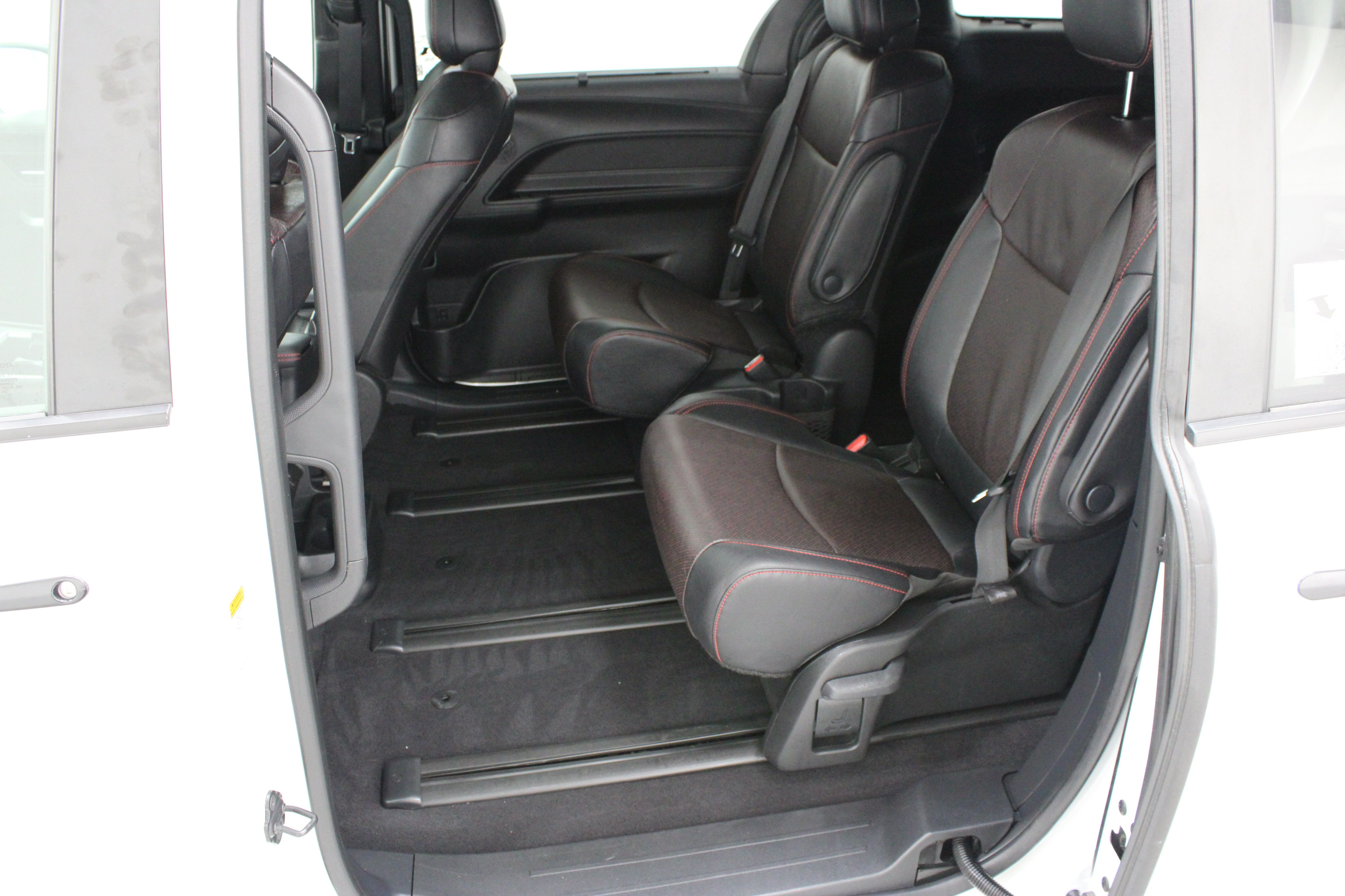 Used 2025 Toyota Sienna XSE w/ XSE Premium Package FWD image 29