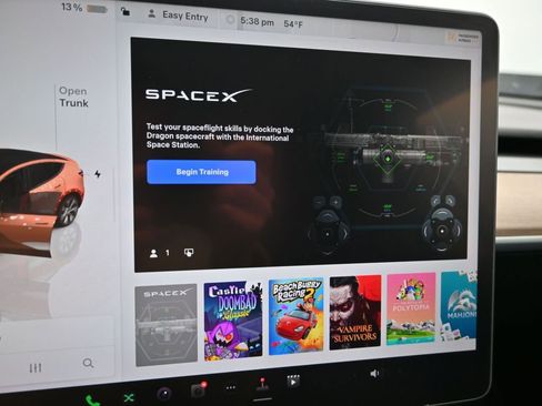 Used 2022 Tesla Model Y Long Range image 16