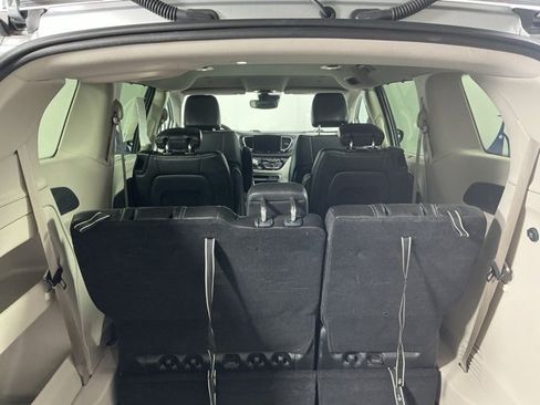 Used 2024 Chrysler Pacifica Touring-L image 22